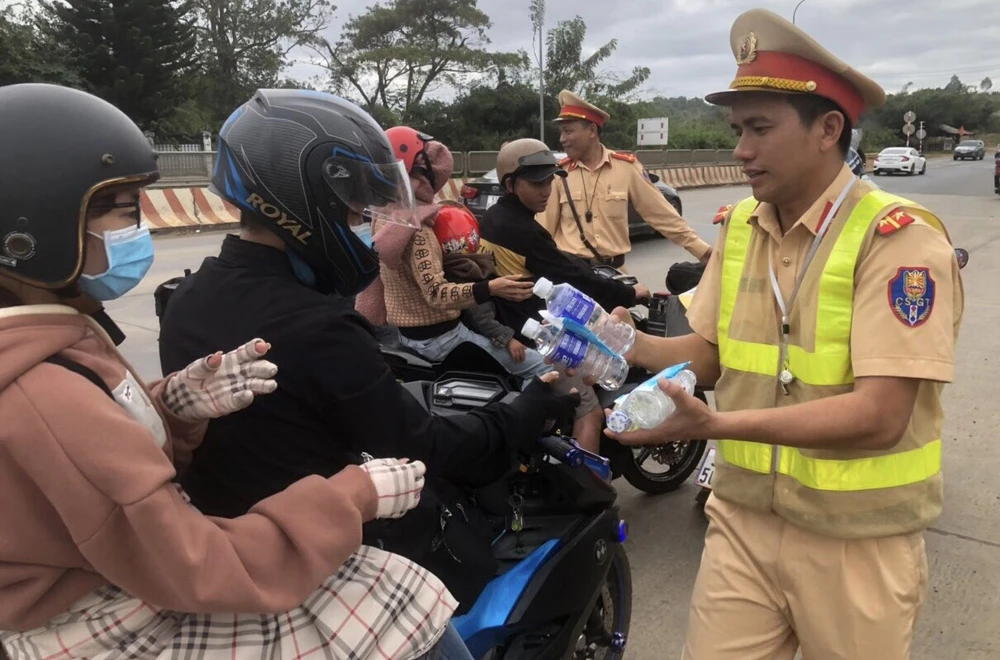 CSGT Đắk Nông 'chặn' hàng trăm xe đi đường để... tặng đồ ảnh 1