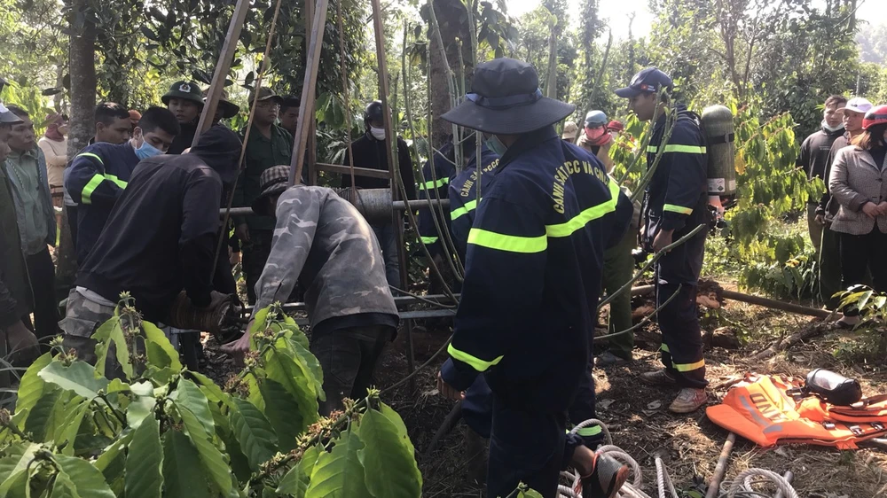 Lực lượng cứu hộ và người dân có mặt ở hiện trường. Ảnh: NH