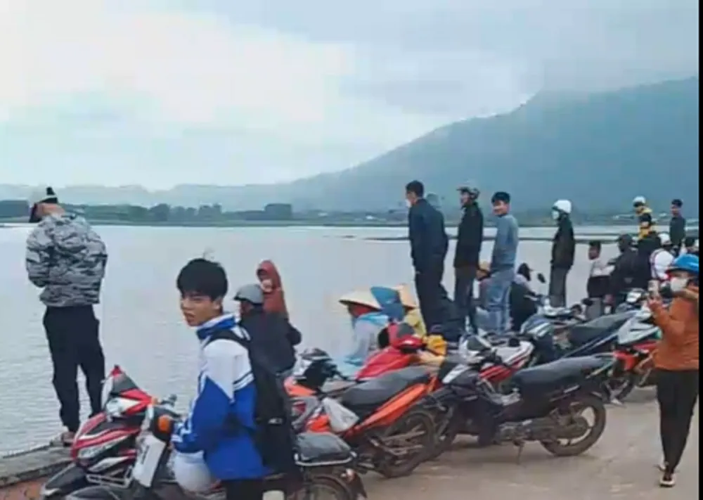 Người dân theo dõi viêc tìm kiếm nạn nhân bị lật thuyền. Ảnh: HT