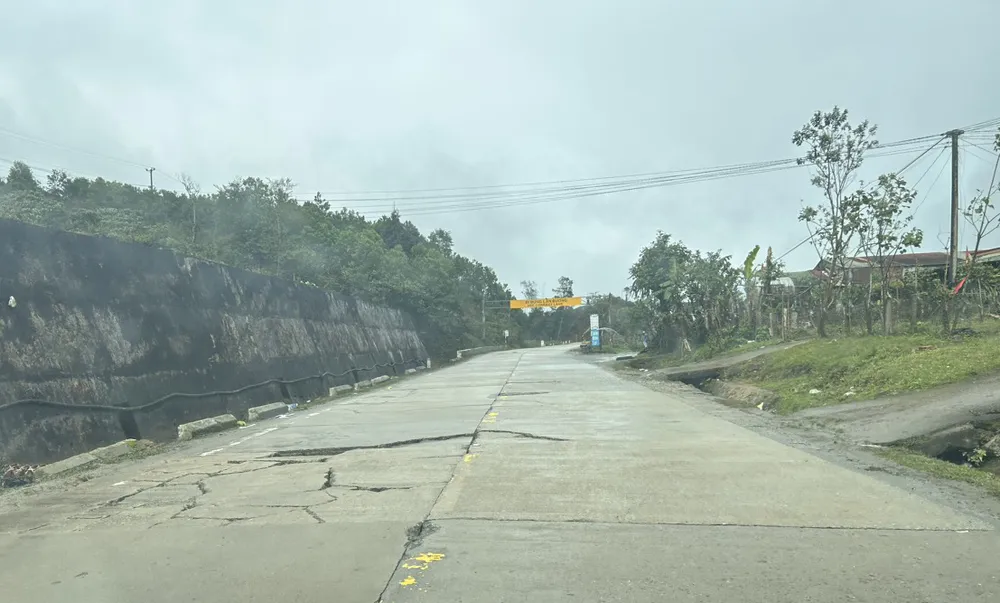 Một vị trí nứt nẻ trên đèo Lò Xo. Ảnh VŨ LONG Một vị trí nứt nẻ trên đèo Lò Xo. Ảnh VŨ LONG