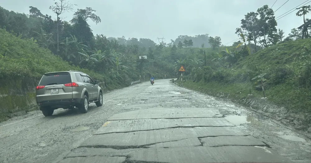 Mặt đường đèo Lò Xo xuống cấp tiềm ẩn nguy cơ mất an toàn giao thông. Ảnh: VŨ LONG Mặt đường đèo Lò Xo xuống cấp tiềm ẩn nguy cơ mất an toàn giao thông. Ảnh: VŨ LONG