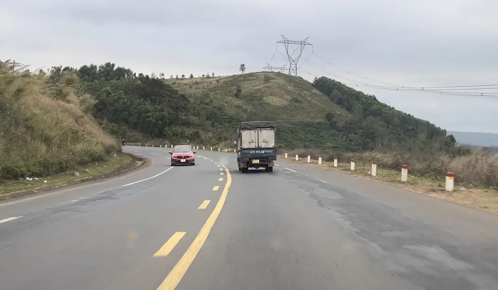 Quốc lộ 14 đoạn từ huyện Krông Búk đi huyện Ea Hleo. Ảnh: VŨ LONG Quốc lộ 14 đoạn từ huyện Krông Búk đi huyện Ea Hleo. Ảnh: VŨ LONG