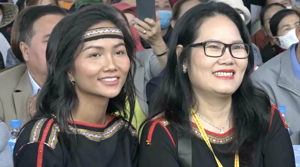 Hoa hậu H&apos;Hen Niê tại lễ hội. Ảnh: NY