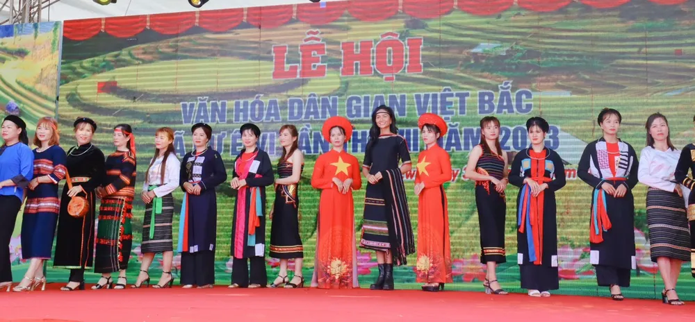 Một cuộc thi thổ cẩm tại lễ hội. Ảnh: HC