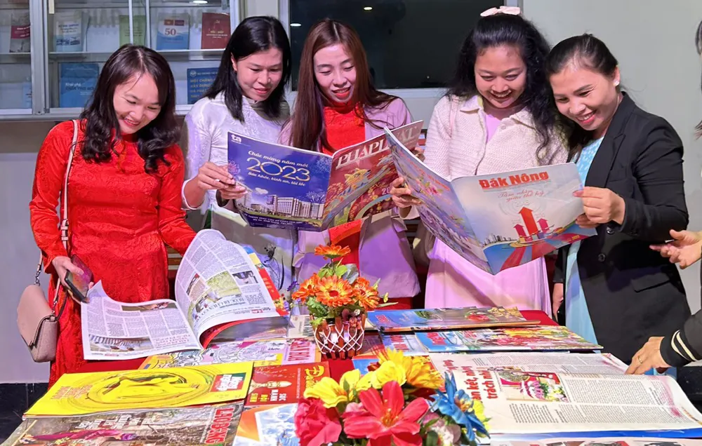 Bạn đọc xem ấn phẩm báo Pháp Luật TP.HCM và Báo Đắk Nông Xuân Quý Mão 2023. Ảnh: VŨ LONG