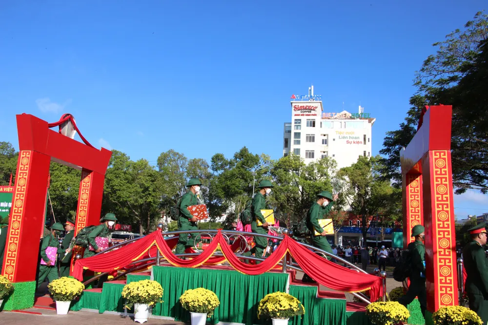Các tân binh lên đường làm nhiệm vụ. Ảnh: QA