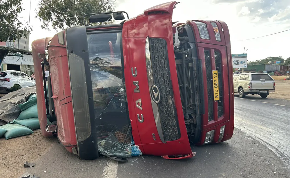 Chiếc xe đầu kéo bị lật nghiêng. Ảnh: VŨ LONG Chiếc xe đầu kéo bị lật nghiêng. Ảnh: VŨ LONG