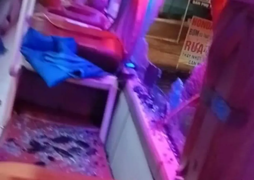 Nhà xe PH bị ném đá vỡ kính. Ảnh: NH