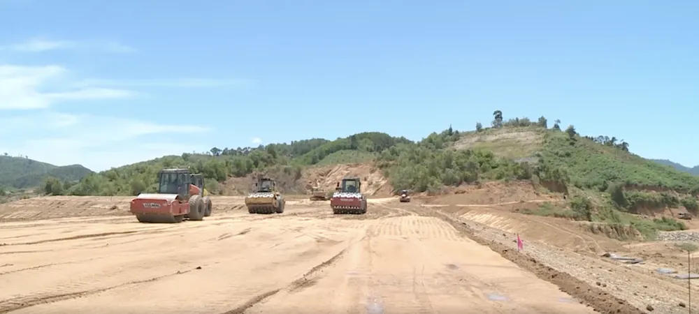 Thi công tại dự án hồ chứa nước Krông Pách Thượng. Ảnh: VŨ LONG