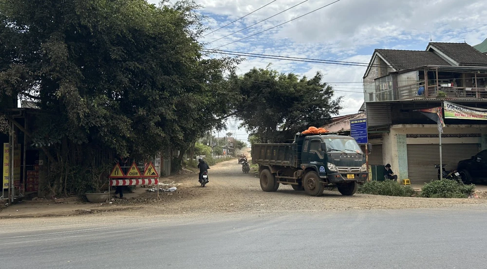 Vị trí đường tránh đi vào khu dân cư hiện đang vướng giải phóng mặt bằng. Ảnh: VŨ LONG