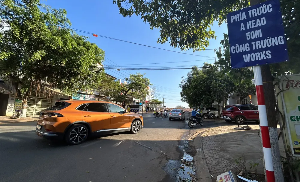 Rào chắn đường Đinh Tiên Hoàng để thi công nút giao đường Đông Tây TP Buôn Ma Thuột. Ảnh: VŨ LONG Rào chắn đường Đinh Tiên Hoàng để thi công nút giao đường Đông Tây TP Buôn Ma Thuột. Ảnh: VŨ LONG