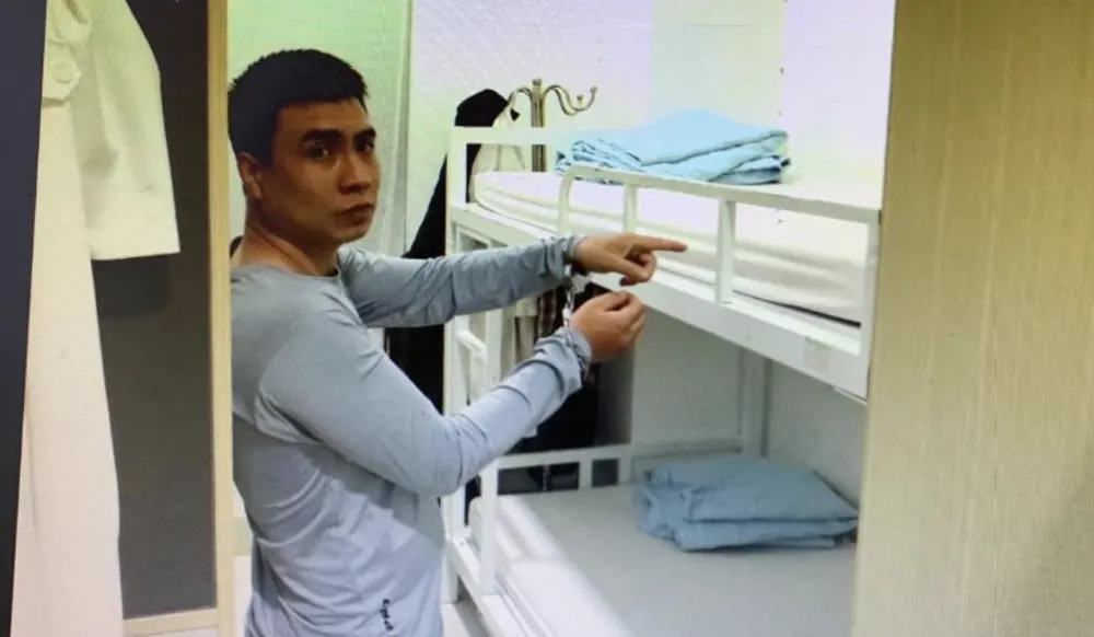 Dẫn giải Nguyễn Công Sơn đến hiện trường vụ trộm điện thoại của bác sĩ. Ảnh: Công an phường Tân An