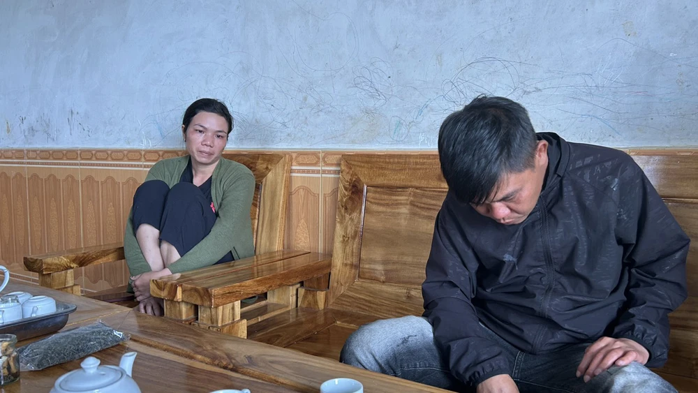 Mỗi lần nhắc đến các con, vợ chồng anh anh Lương Văn Minh không cầm được nước mắt. Ảnh: VŨ LONG