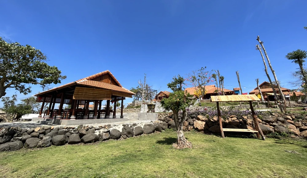 Nhiều công trình xây dựng trên đất nông nghiệp. Ảnh: VŨ LONG