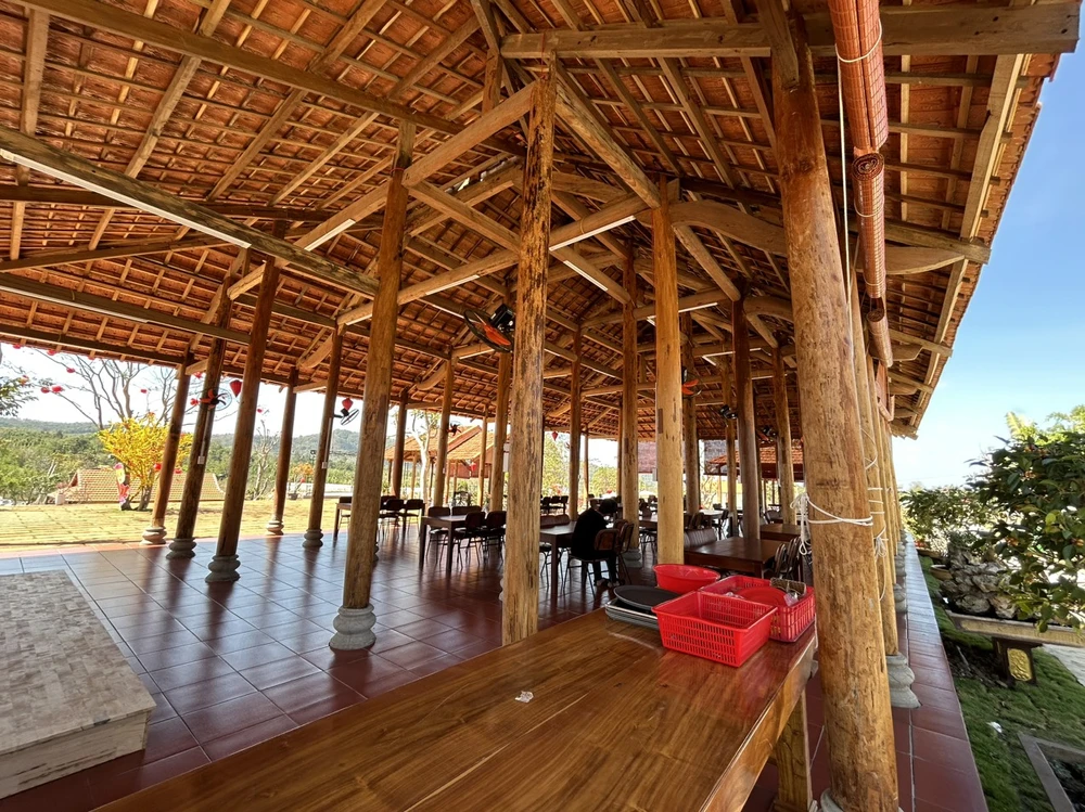 Một căn nhà gỗ bên trong khu vực bị xử phạt. Ảnh: VŨ LONG