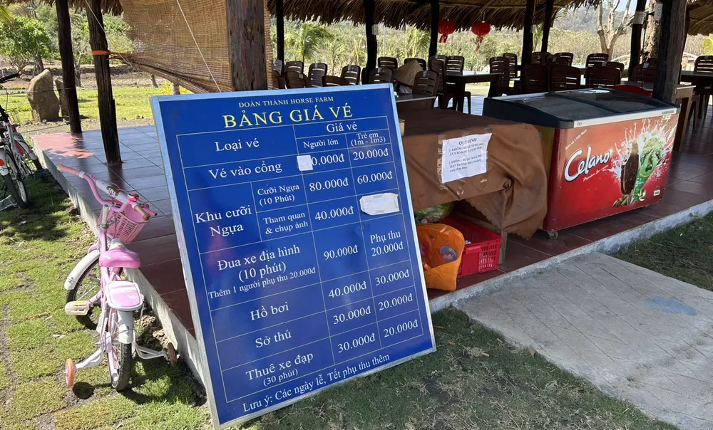 Bảng giá thu tại khu vực kinh doanh của ông Đoàn Ngọc Vĩ. Ảnh: VŨ LONG Bảng giá thu tại khu vực kinh doanh của ông Đoàn Ngọc Vĩ. Ảnh: VŨ LONG