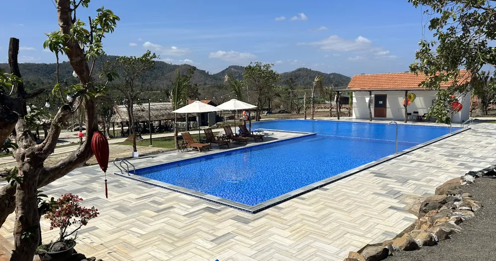 Hồ bơi bên trong khu kinh doanh du lịch của ông Đoàn Ngọc Vĩ. Ảnh: VŨ LONG Hồ bơi bên trong khu kinh doanh du lịch của ông Đoàn Ngọc Vĩ. Ảnh: VŨ LONG