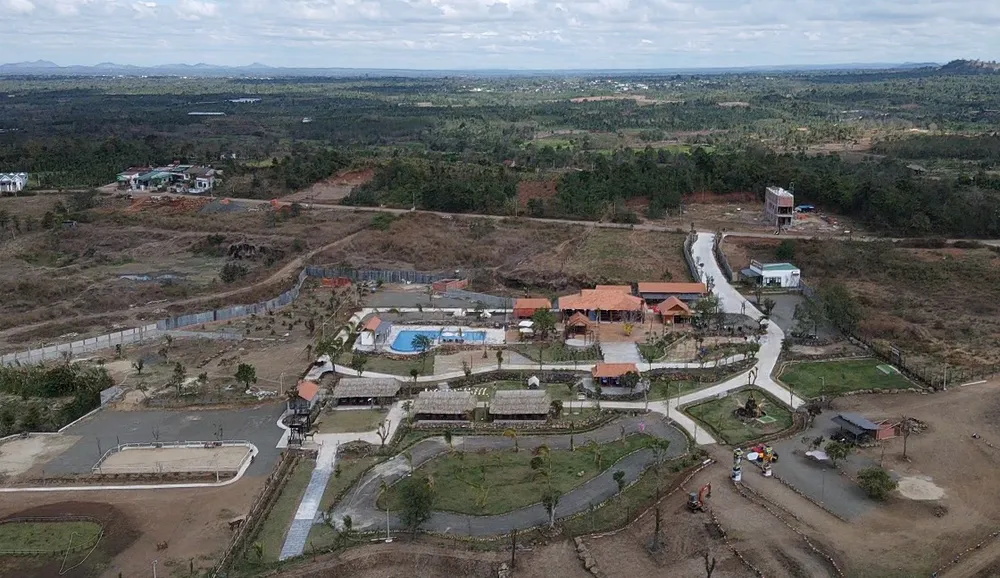 Các công trình xây dựng trên đất nông nghiệp do ông Đoàn Ngọc Vĩ xây dựng. Ảnh: VŨ LONG Các công trình xây dựng trên đất nông nghiệp do ông Đoàn Ngọc Vĩ xây dựng. Ảnh: VŨ LONG