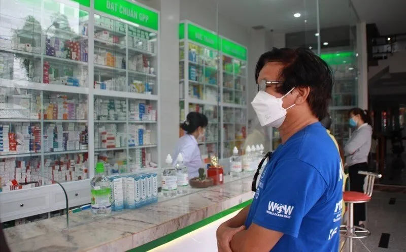 Người dân chờ mua thuốc ở quầy tư nhân. Ảnh: BT
