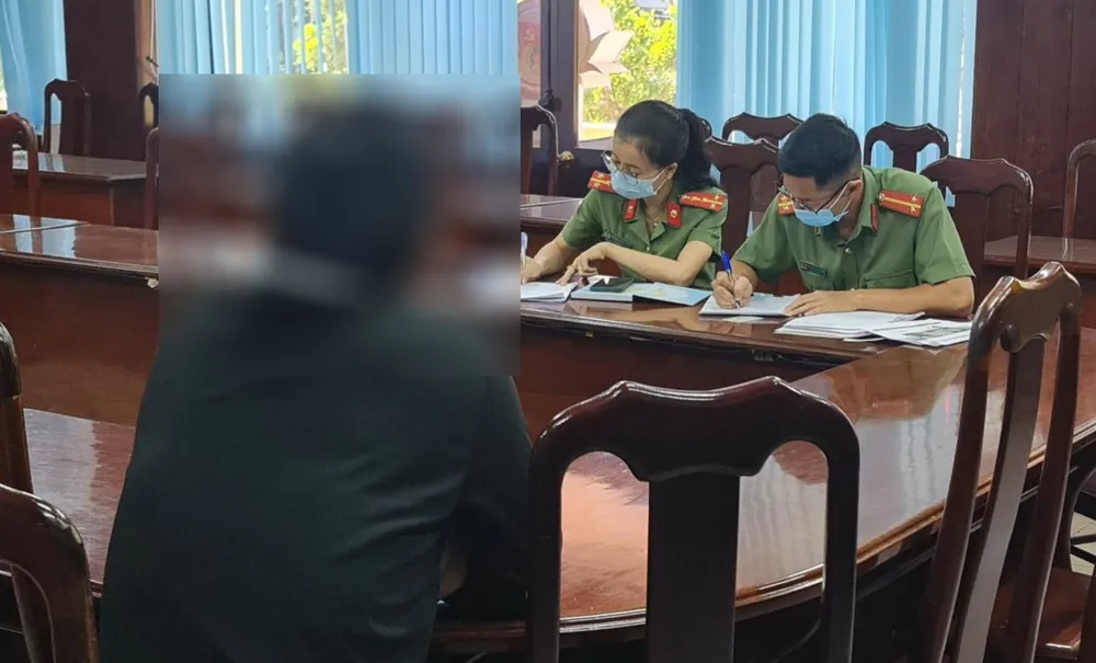 Công an làm việc với người đăng tải thông tin sai sự thật. Ảnh: CACC đăng tin sai facebook