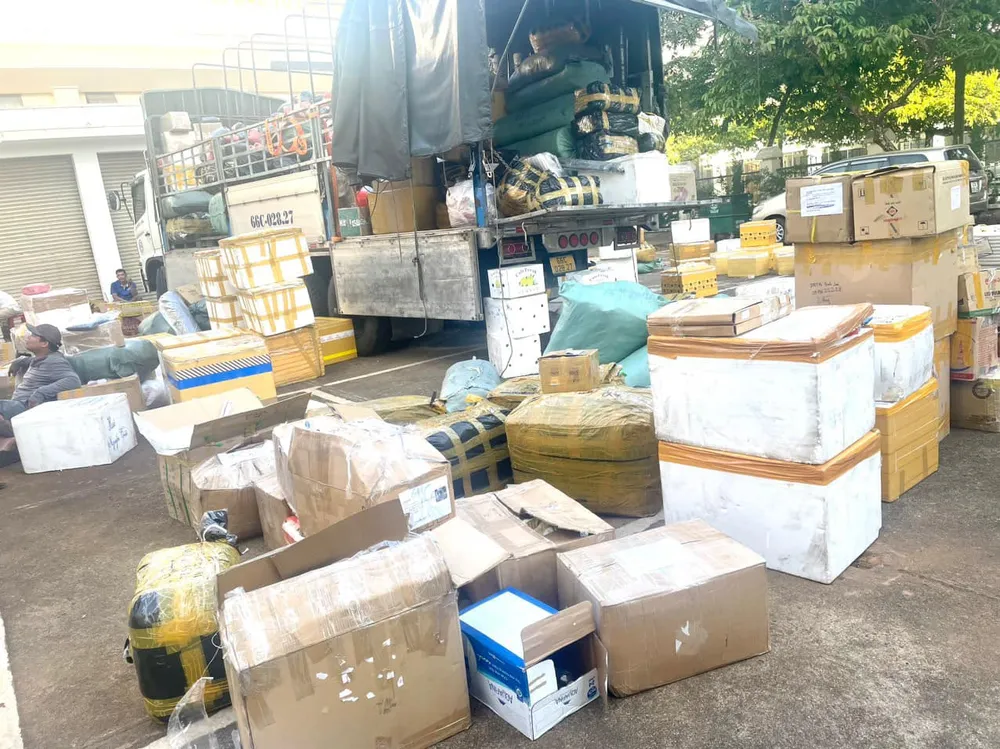 Nhiều mặt hàng không rõ nguồn gốc. Ảnh: AX