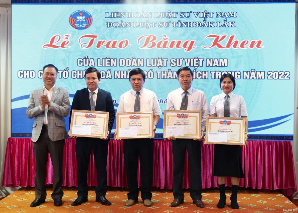 Tặng bằng khen cho cá nhân, tập thể xuất sắc. Ảnh: LT