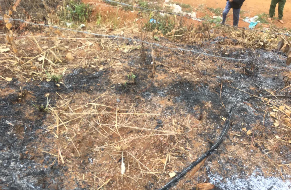 Dây điện cháy sém tại hiện trường. Ảnh: AX Dây điện cháy sém tại hiện trường. Ảnh: AX