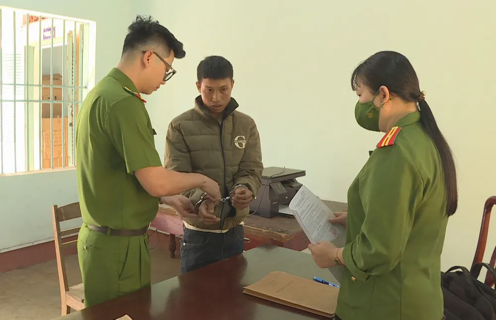 Cơ quan công an thực hiện lệnh bắt Y Đinh Ayun. Ảnh: SĐ