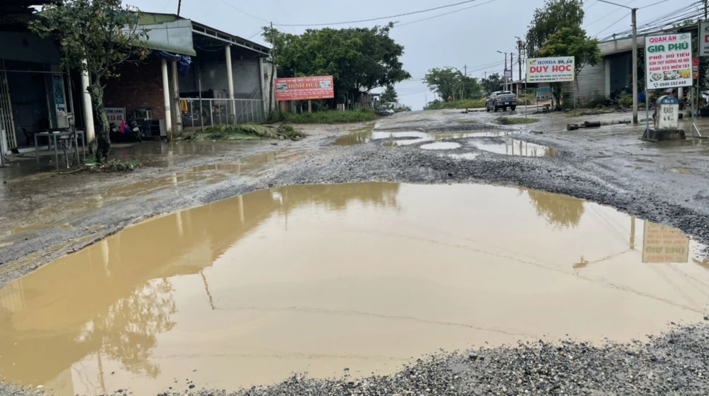 Dù đường hư hỏng nghiêm trọng nhưng đến nay chưa được sửa chữa. Ảnh: LX
