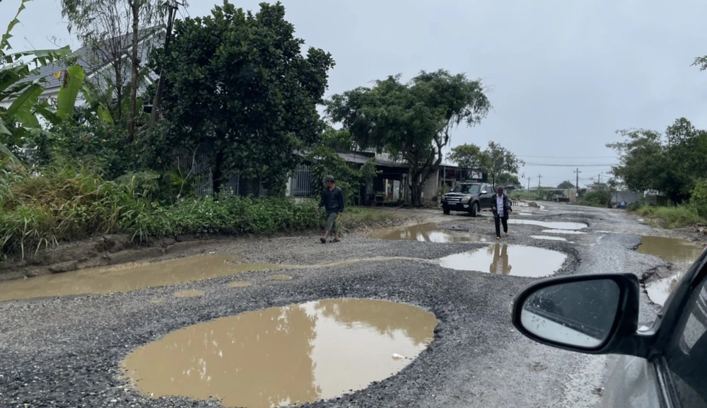 Nhiều hố voi xuất hiện trên mặt đường. Ảnh: LXX