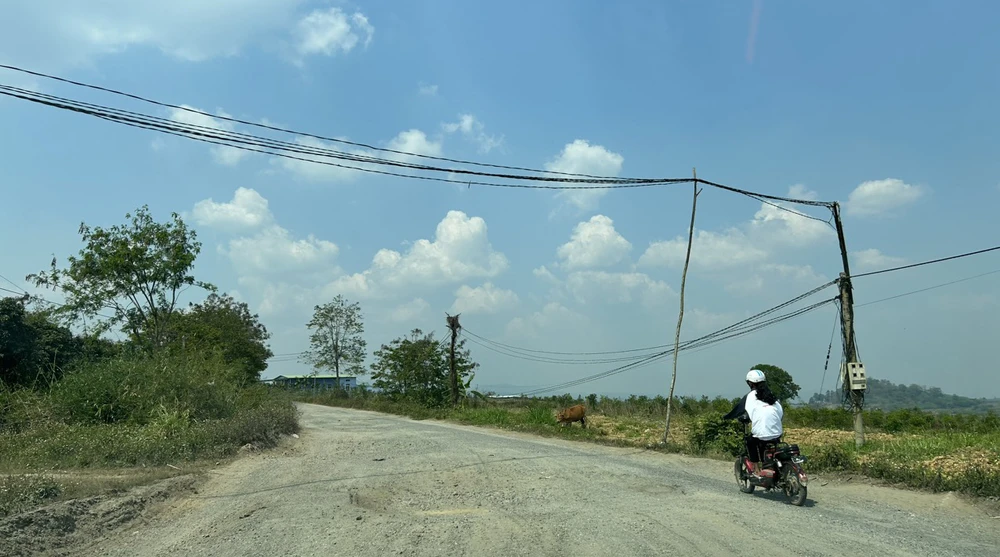 Mùa khô học sinh khốn khổ khi đi trên con tuyến đường huyện 0.75a. Ảnh: LX