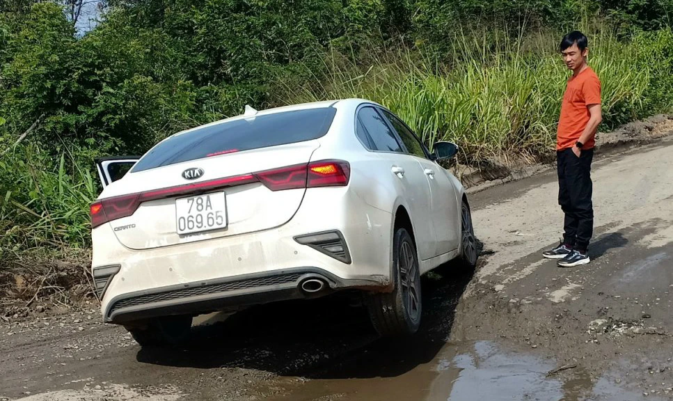 Nhiều phương tiện gặp nạn khi đi trên đường huyện 0.75a. Ảnh: LX