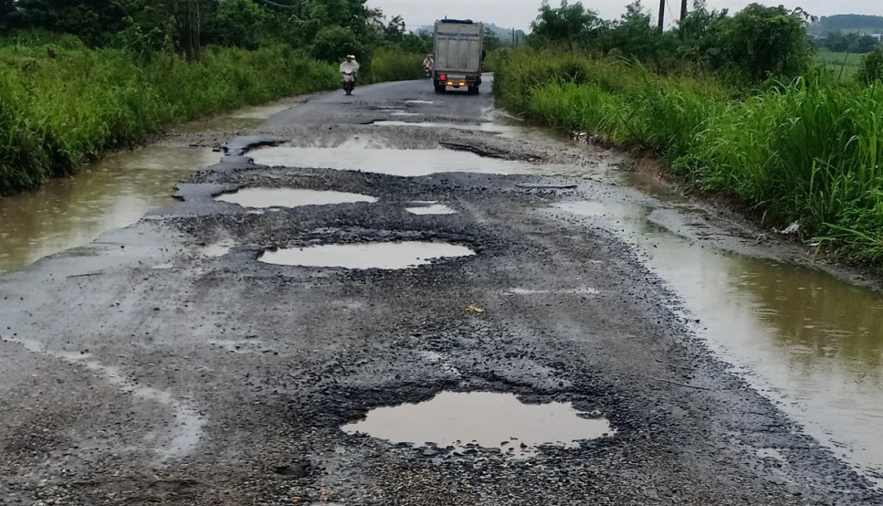 Chằng chịt ổ voi, ổ gà ở tuyến đường huyện 0.75a. Ảnh:LX