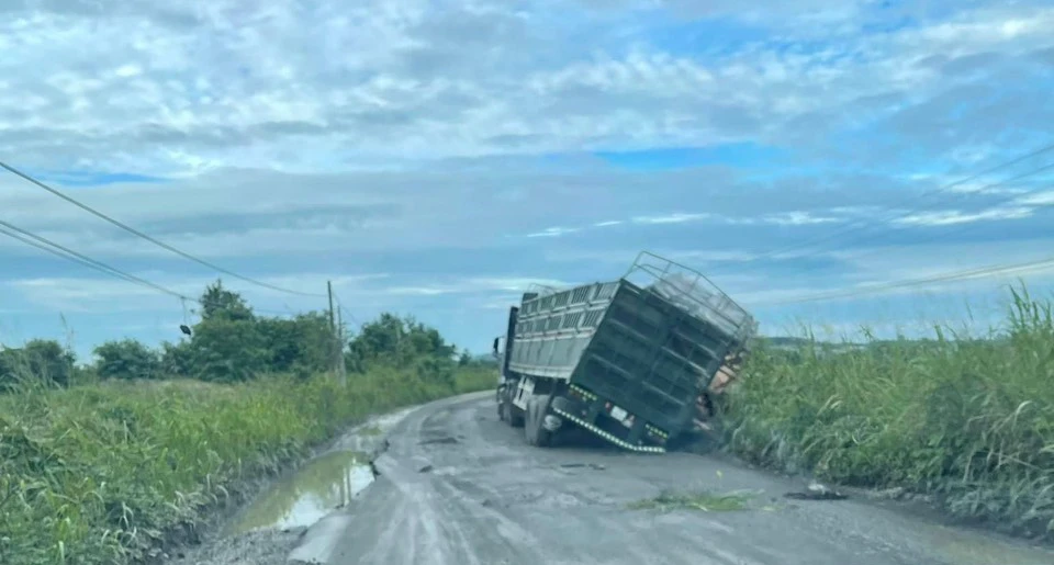 Mỗi ngày người dân chứng kiến nhiều vụ lật xe trên tuyến đường huyện 0.75a. Ảnh: LX