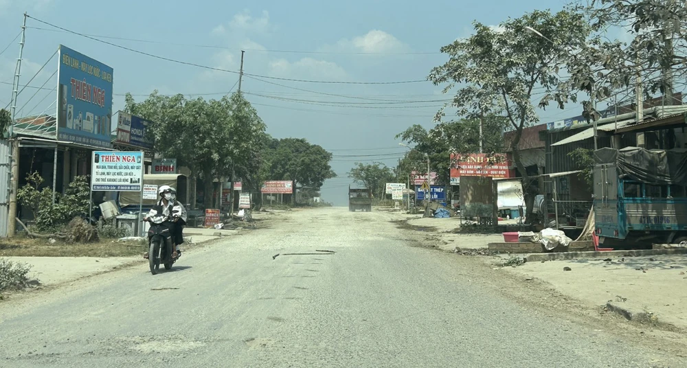Người dân mong muốn sớm sửa chữa dứt điểm tuyến đường huyện 0.75a. Ảnh: LX