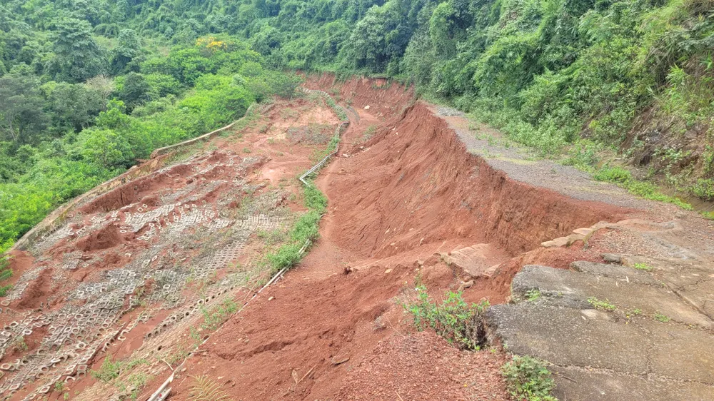 Hiện trường sạt lở đường dẫn vào thác Liêng Nung. Ảnh: VŨ LONG Hiện trường sạt lở đường dẫn vào thác Liêng Nung. Ảnh: VŨ LONG