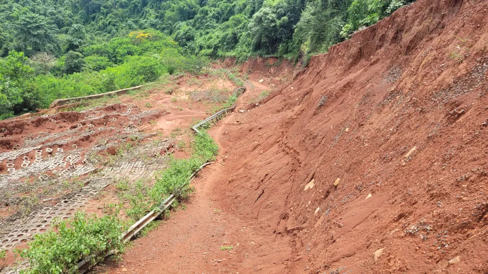 Toàn bộ hệ thống đường giao thông sụt trượt. Ảnh: VŨ LONG Toàn bộ hệ thống đường giao thông sụt trượt. Ảnh: VŨ LONG