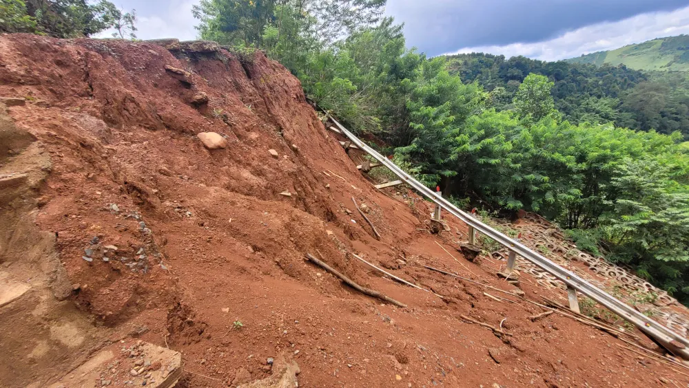 Khối đất đá khổng lồ bị kéo sụp xuống vực sâu. Ảnh: VŨ LONG Khối đất đá khổng lồ bị kéo sụp xuống vực sâu. Ảnh: VŨ LONG