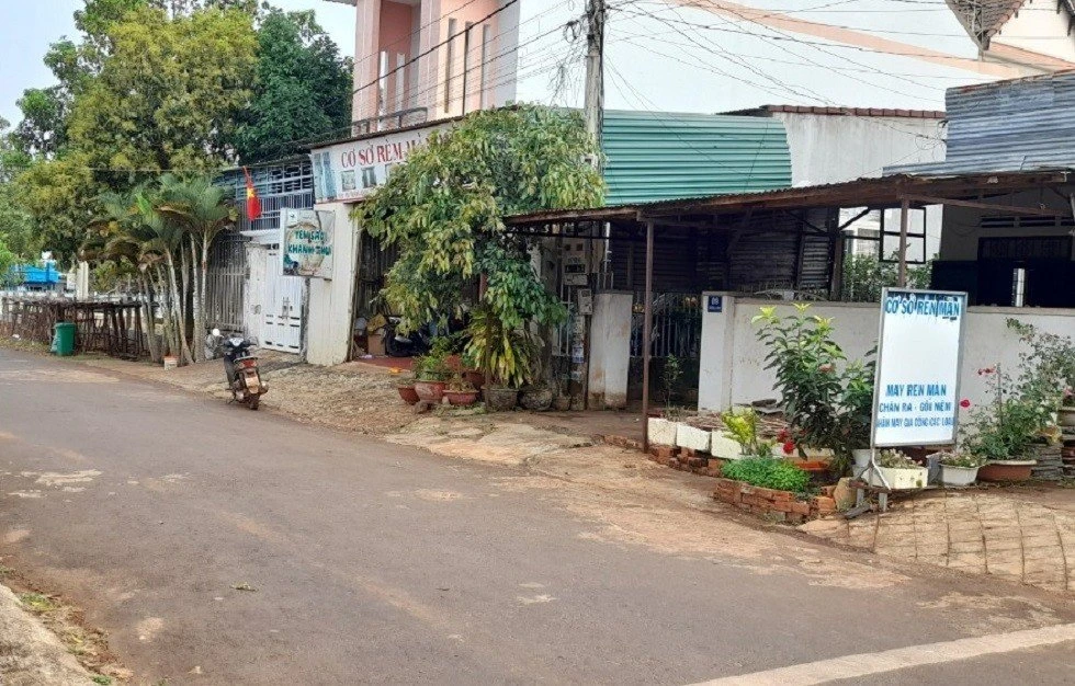 Nơi phát hiện bé trai bảy tuổi bị bỏ rơi. Ảnh: TT