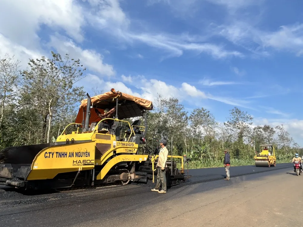 Nhà thầu thi công dự án đường Hồ Chí Minh đoạn tránh Đông TP Buôn Ma Thuột. Ảnh: VŨ LONG