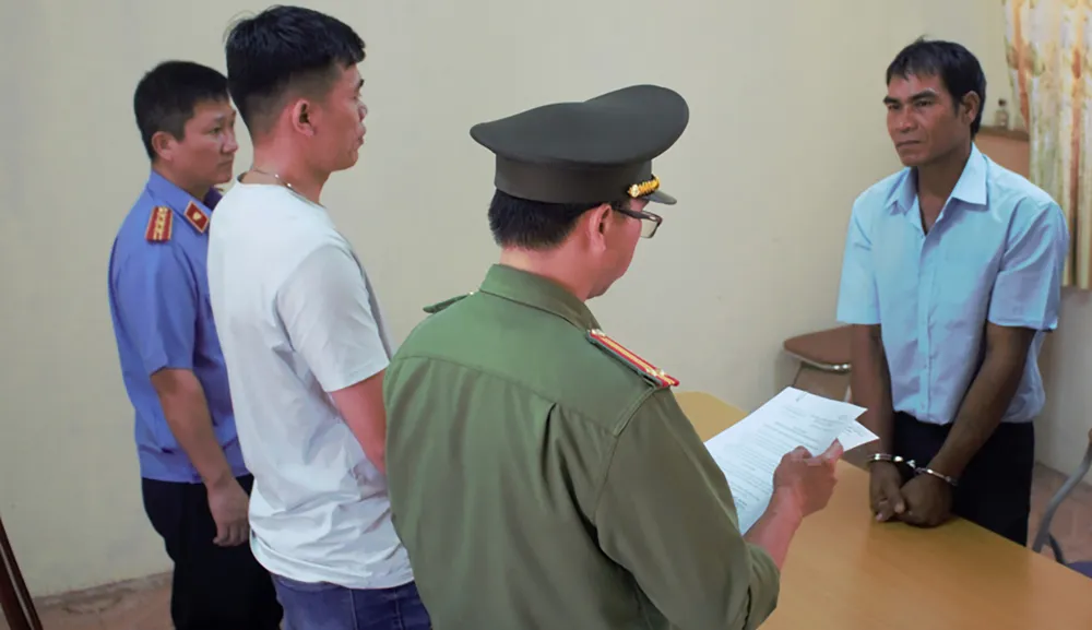 Cơ quan điều tra đọc lệnh bắt tạm giam Y Krếch Byă. Ảnh: CACC