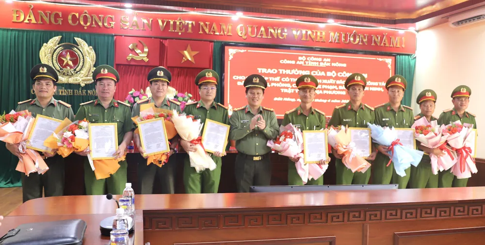 Đại tá Bùi Quang Thanh trao thưởng cho các đơn vị có thành tích xuất sắc. Ảnh: MQ