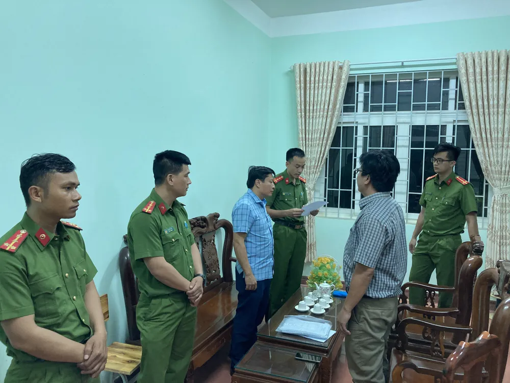 Cơ quan công an đọc quyết định khởi tố, lệnh bắt tạm giam ông Nguyễn Phi Hùng. Ảnh: MQ