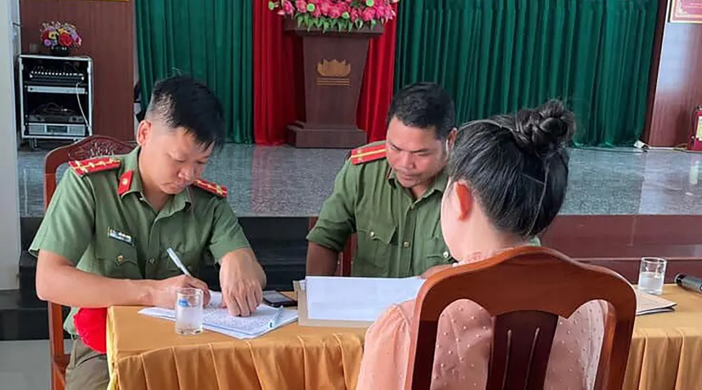 Cơ quan công an làm việc với bà O. Ảnh: CACC
