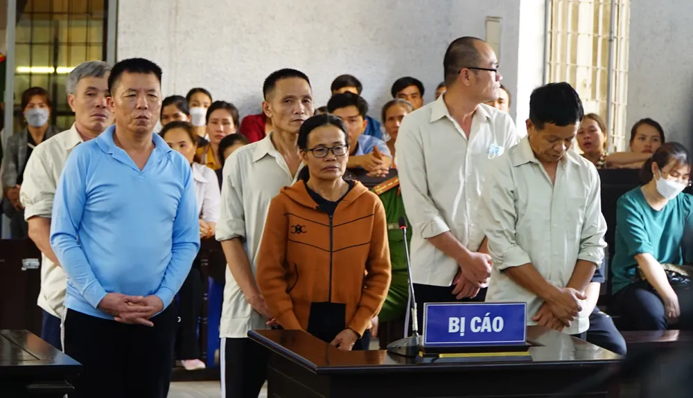Các bị cáo tại phiên xét xử sơ thẩm. Ảnh: VŨ LONG