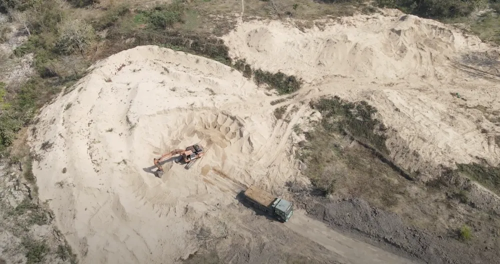 Ô tô vận chuyển cát tập kết trong khu bảo tồn để đưa đi bán. Ảnh: VŨ LONG Ô tô vận chuyển cát tập kết trong khu bảo tồn để đưa đi bán. Ảnh: VŨ LONG