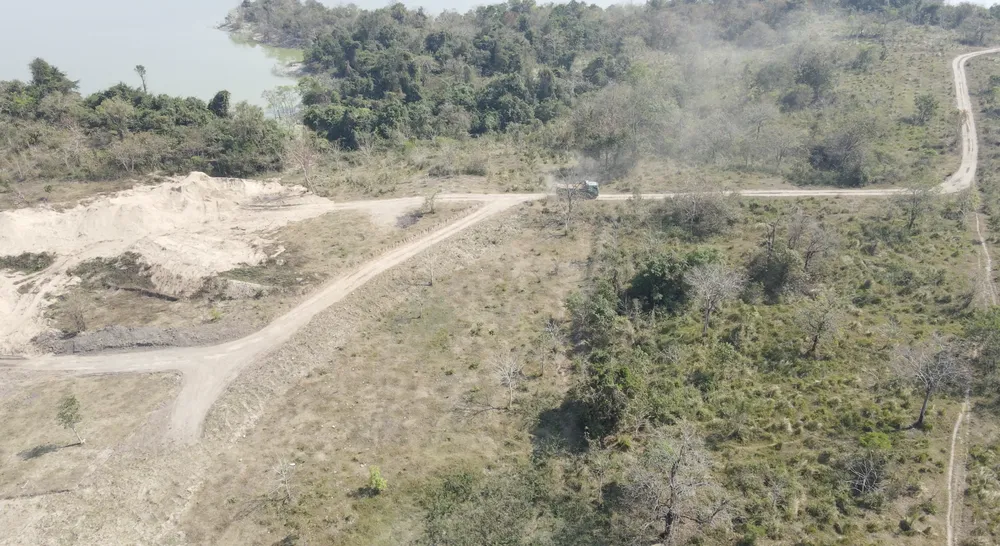 Công ty CP quốc tế Sông Hồng vận chuyển cát trong Khu bảo tồn thiên nhiên Ea Sô. Ảnh: VŨ LONG