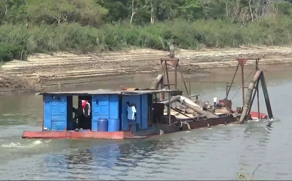 Tàu hút cát ở lòng hồ thủy điện Krông H&apos;năng. Ảnh: VŨ LONG