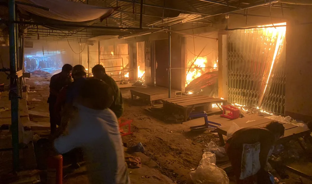 Nhiều thiệt hại trong vụ cháy ở chợ trung tâm huyện Ea Súp. Ảnh: TG