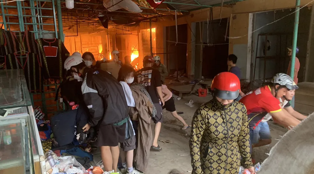 Tiểu thương gấp rút di chuyển tài sản khỏi khu vực chợ. Ảnh: TG